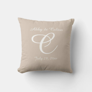 Almohada de boda o aniversario monogramada