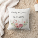 Almohada de boda personalizada con nombres y fecha<br><div class="desc">¡Celebra el amor con esta elegante almohada de boda personalizada! Con los nombres de la pareja y la fecha de la boda, adornada con suaves rosas rosadas y vegetación, es un recuerdo perfecto para los recién casados. Ideal para decoración del hogar, regalos de aniversario, despedidas de soltera o como un...</div>