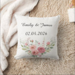 Almohada de boda personalizada con nombres y fecha<br><div class="desc">¡Celebra el amor con esta elegante almohada de boda personalizada! Con los nombres de la pareja y la fecha de la boda, adornada con rosas suaves de color beig y vegetación, es un recuerdo perfecto para los recién casados. Ideal para decoración del hogar, regalos de aniversario, despedidas de soltera o...</div>