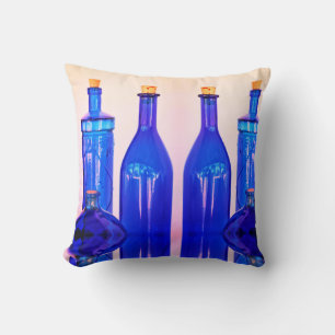 Almohada de botellas azules con corcho de diferent
