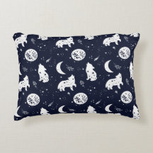 Almohada de cachorro de lobo aullando a la luna