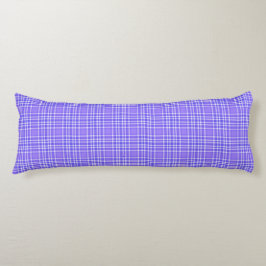 Almohada de cama y cuerpo de cuadros púrpura