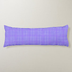 Almohada de cama y cuerpo de cuadros púrpura