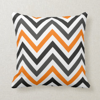 Almohada de chevron naranja negra y gris
