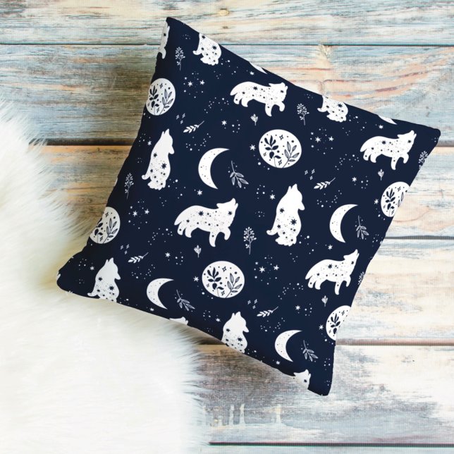 Almohada de cojín cachorro de lobo aullando a la l (Subido por el creador)