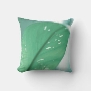Almohada de cojín con hojas de planta verde pálido