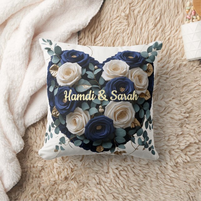 Almohada de corazón con monograma floral dorado y  (Manta)