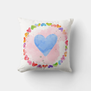 Almohada de corazón de arcoíris con acuarela