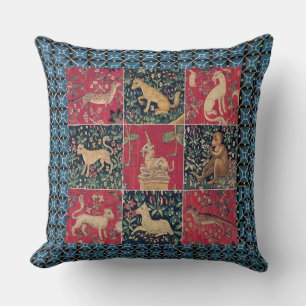 Almohada de criaturas bordadas con fondo azul