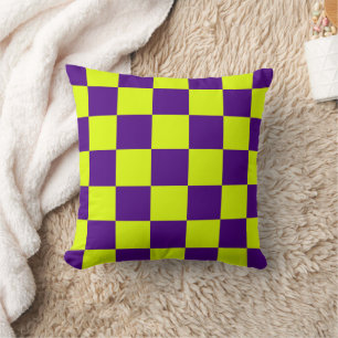 Almohada de cuadros amarilla y púrpura