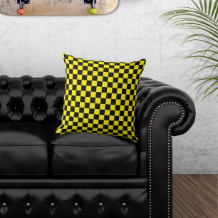 Almohada de cuadros negra y amarilla