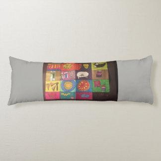 almohada de cuerpo de collage galardonada con gris