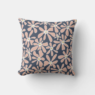 almohada de diseño floral rosa y naval