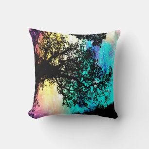 Almohada de Espacio Colorido con Árboles Negros