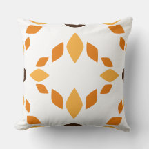 almohada de estampado floral marrón