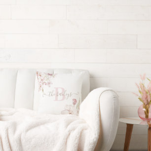 Almohada de flor de cerezo acuarela monogramada