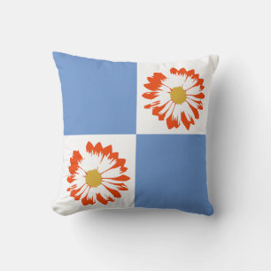 Almohada de flores azules y blancas a cuadros