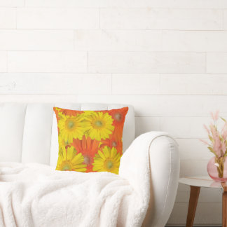 Almohada de flores blancas y amarillas brillantes