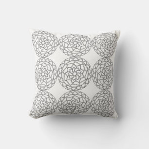 Almohada de flores de mandala en blanco y negro