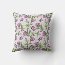 almohada de flores grisáceas y violetas con maripo