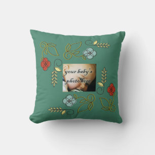 Almohada de flores rojas, azules y verdes con mono