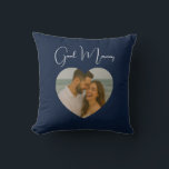 Almohada de foto personalizada de buenos días y bu<br><div class="desc">Comienza y termina cada día con amor ❤️ Esta almohada personalizable de dos lados es el regalo romántico perfecto. Agrega tus propias fotos dentro del marco en forma de corazón: un lado dice Buenos días con tu imagen favorita,  y el otro lado dice Buenas noches con otro recuerdo.</div>