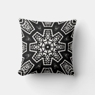 Almohada de geometría tribal moderna en negro y bl