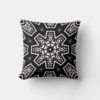 Almohada de geometría tribal moderna en negro y bl