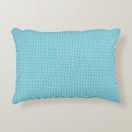 Almohada de gingham turquesa exhibida sobre un fon