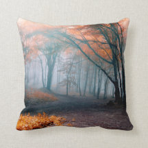 Almohada de Hojas de Otoño en Bosque Brumoso