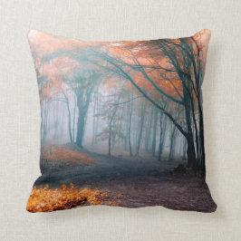 Almohada de Hojas de Otoño en Bosque Brumoso