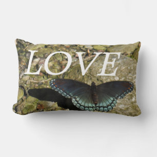 Almohada de inspiración de mariposa azul en guijar