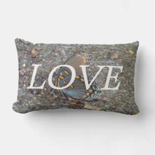 Almohada de inspiración de mariposa azul en guijar