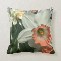 Almohada de la flor anaranjada y blanca