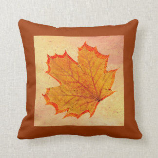 Almohada de la hoja del otoño