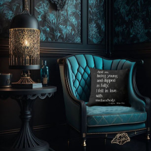 Almohada de la rosa muerta gótica y cita de Poe