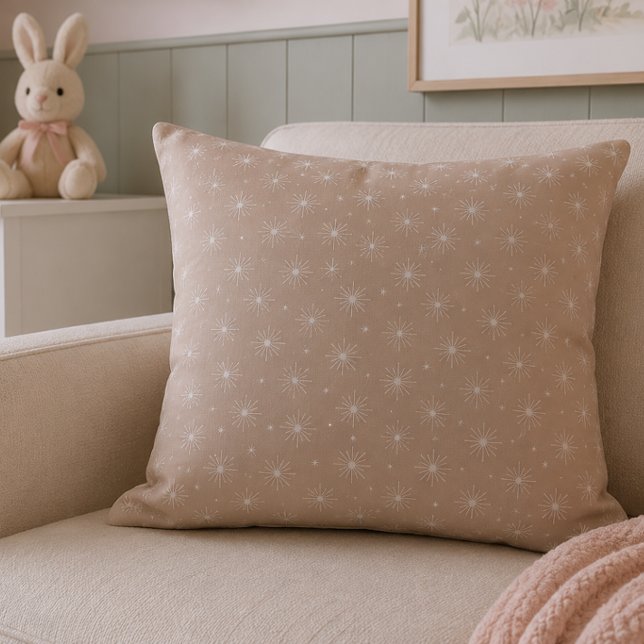 Almohada de lanzamiento de guardería de flor sonro (Elegant blush nursery throw pillow for a cozy, modern baby room with timeless Scandinavian style.)