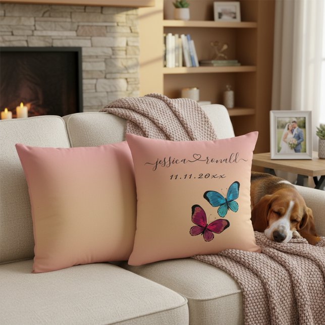 Almohada de lanzamiento de nombres y fecha en oro  (Rose gold wedding pillow with custom names connected with a heart, wedding date and butterflies.)