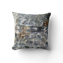 almohada de lanzamiento de reflexión de agua