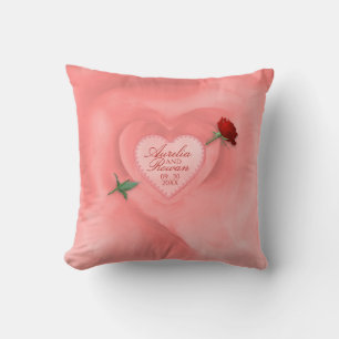 Almohada de lanzamiento de rosa a través del coraz