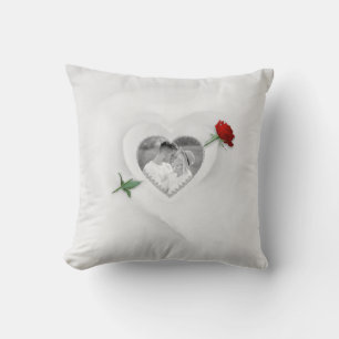 Almohada de lanzamiento de rosa a través del coraz