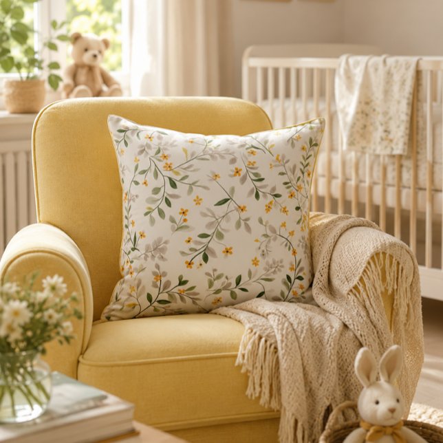 Almohada de lanzamiento de vivero floral botánico (Soft botanical floral pillow for a warm, timeless nursery and cozy home decor.)