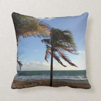 Almohada de las palmas de la playa del Fort