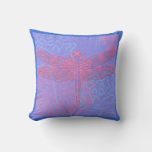Almohada de libélula rosa sobre fondo púrpura