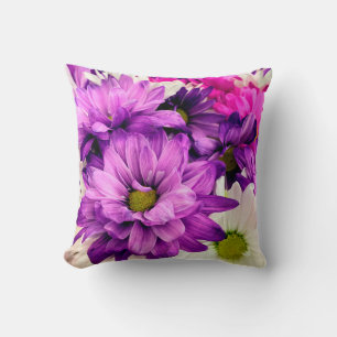 almohada de mamáes moradas, rosas y blancas