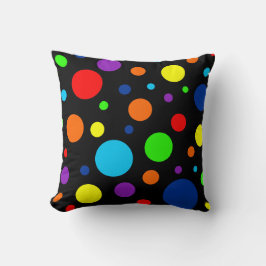 Almohada de manchas de arco iris negro