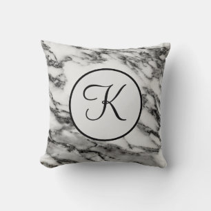 Almohada de mármol negra y blanca con monograma