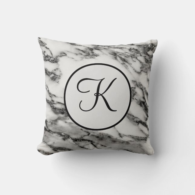 Almohada de mármol negro y blanco monogramada (Anverso)