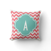 Almohada de monograma con rayas de chevron rosadas