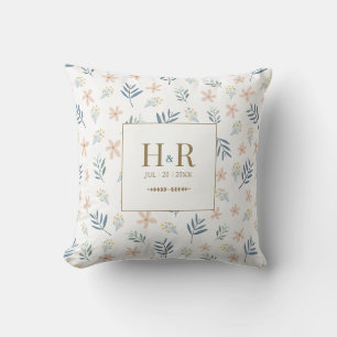 Almohada de monograma de boda con flores silvestre